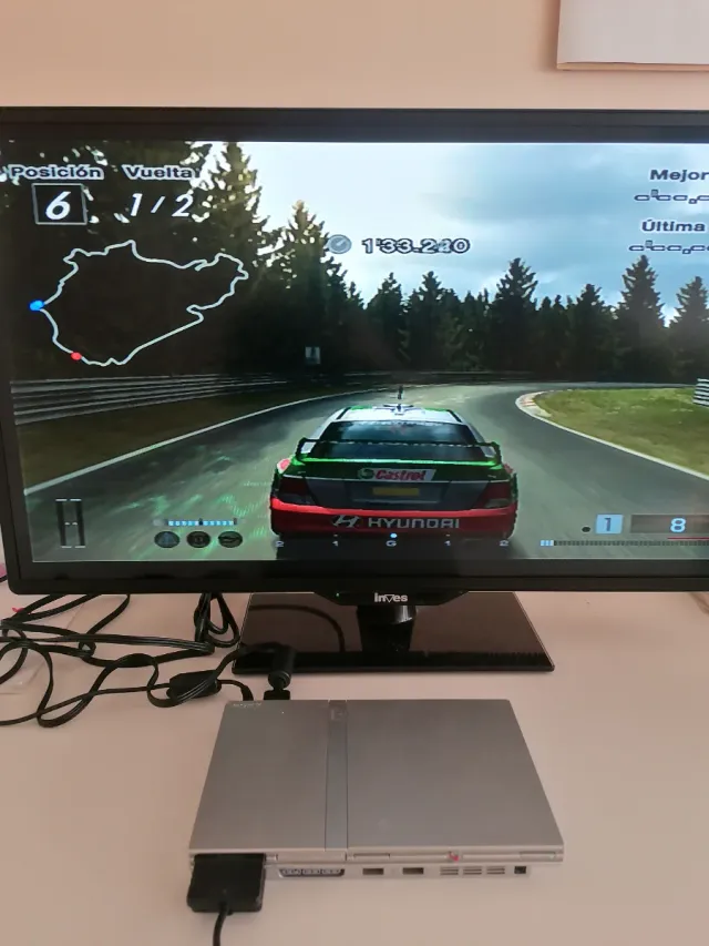 PlayStation 2 PS2 plateada con pack de juegos