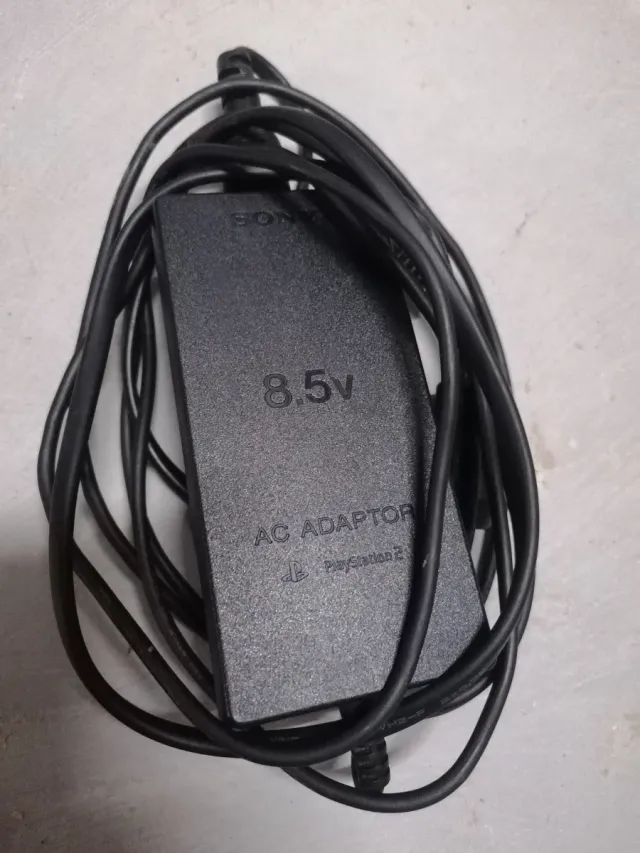 PlayStation 2 PS2 plateada con pack de juegos