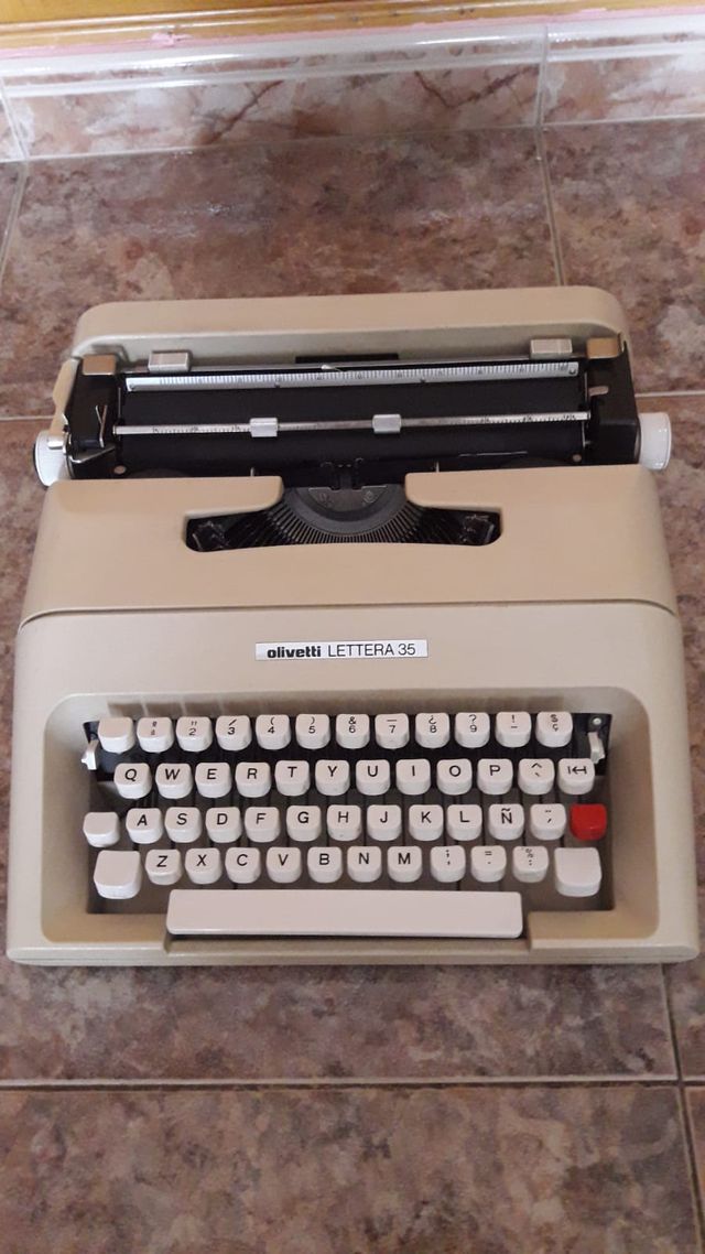 Máquina de escribir Olivetti Lettera 35