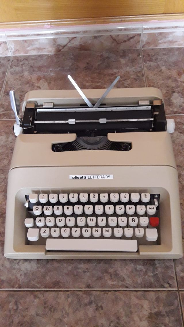 Máquina de escribir Olivetti Lettera 35