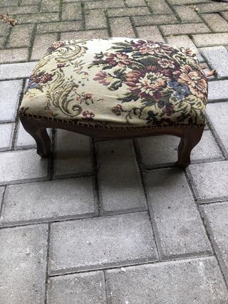 Poggiapiedi floreale in tessuto gobelin  e legno