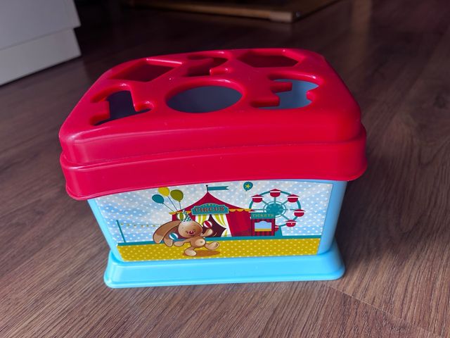 Caja encajable infantil con figuras