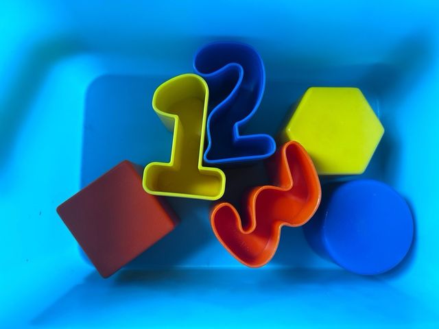 Caja encajable infantil con figuras