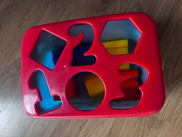 Caja encajable infantil con figuras