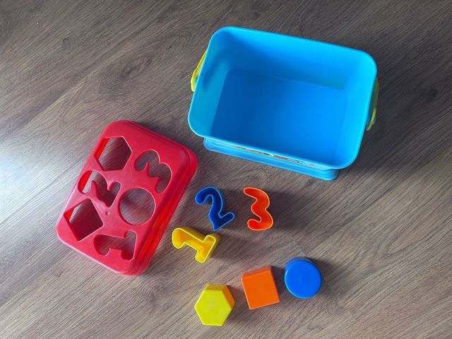 Caja encajable infantil con figuras