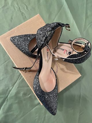 Zapatos de tacón brillantes negros y plateados