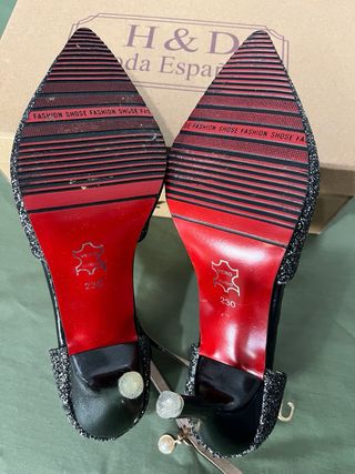 Zapatos de tacón brillantes negros y plateados