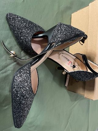 Zapatos de tacón brillantes negros y plateados