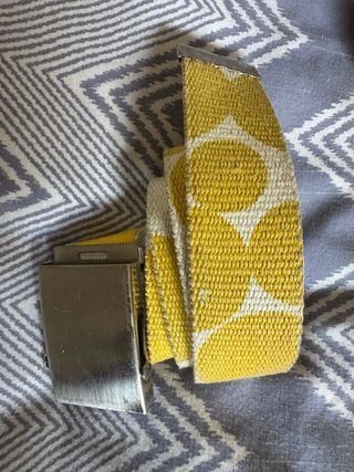 Cinturón amarillo y blanco con hebilla metálica