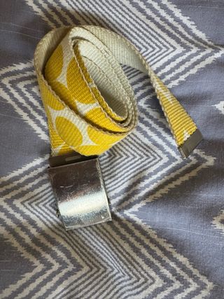 Cinturón amarillo y blanco con hebilla metálica