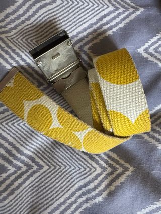 Cinturón amarillo y blanco con hebilla metálica