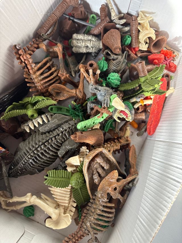 Lote de piezas de dinosaurios y esqueletos