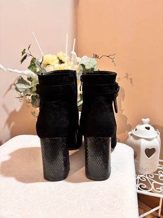 Stivaletti neri con tacco