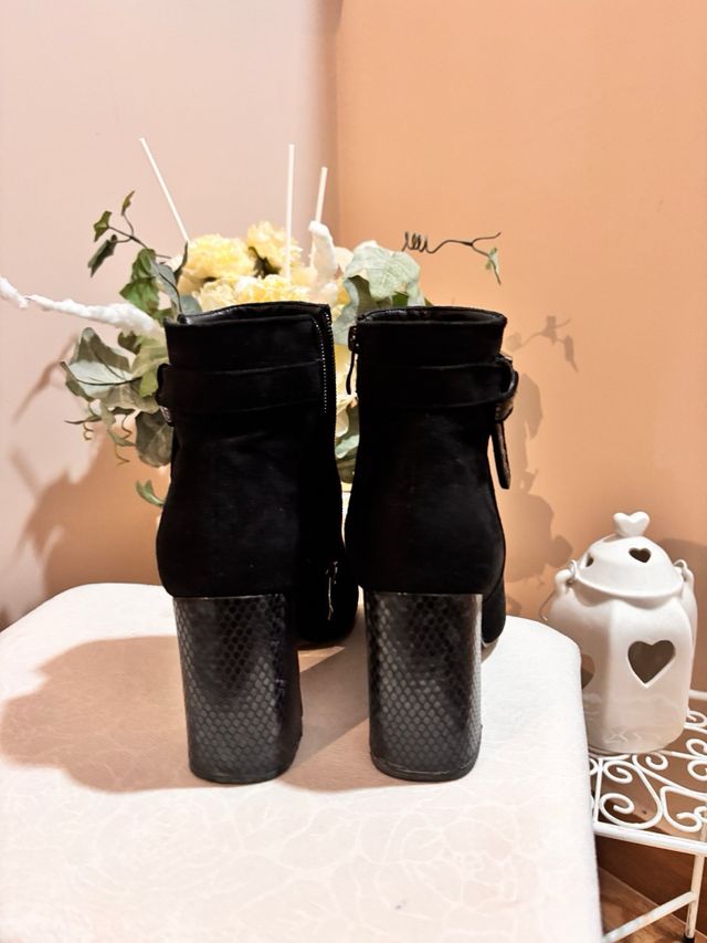 Stivaletti neri con tacco