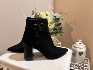 Stivaletti neri con tacco