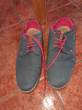 Scarpe eleganti blu navy con lacci rossi 