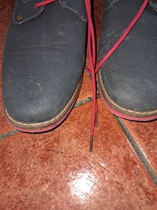 Scarpe eleganti blu navy con lacci rossi 