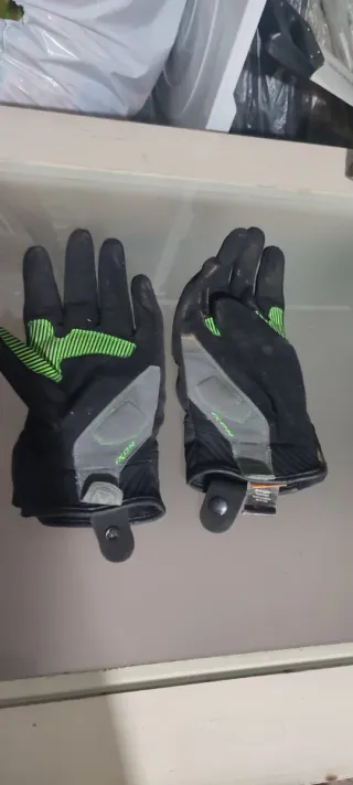 Guantes negros y verdes