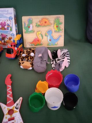 Set di giocattoli per bambini: trattore, chitarra, puzzle