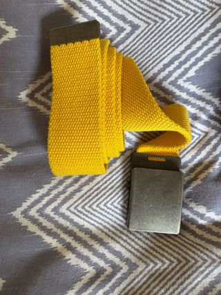 Cinturón amarillo con hebilla metálica