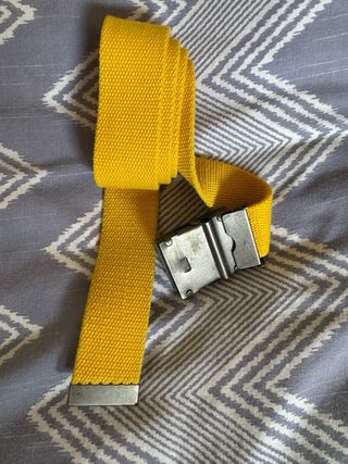 Cinturón amarillo con hebilla metálica