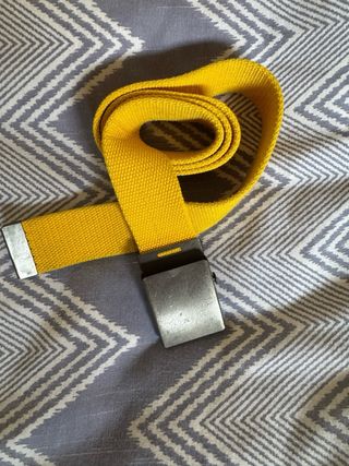 Cinturón amarillo con hebilla metálica