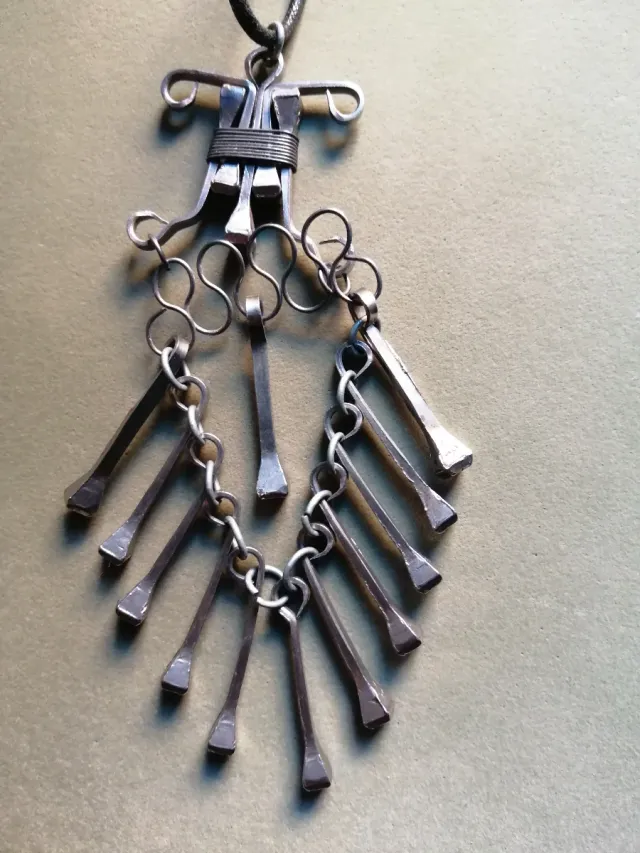 Collar artesanal vintage clavos 70s