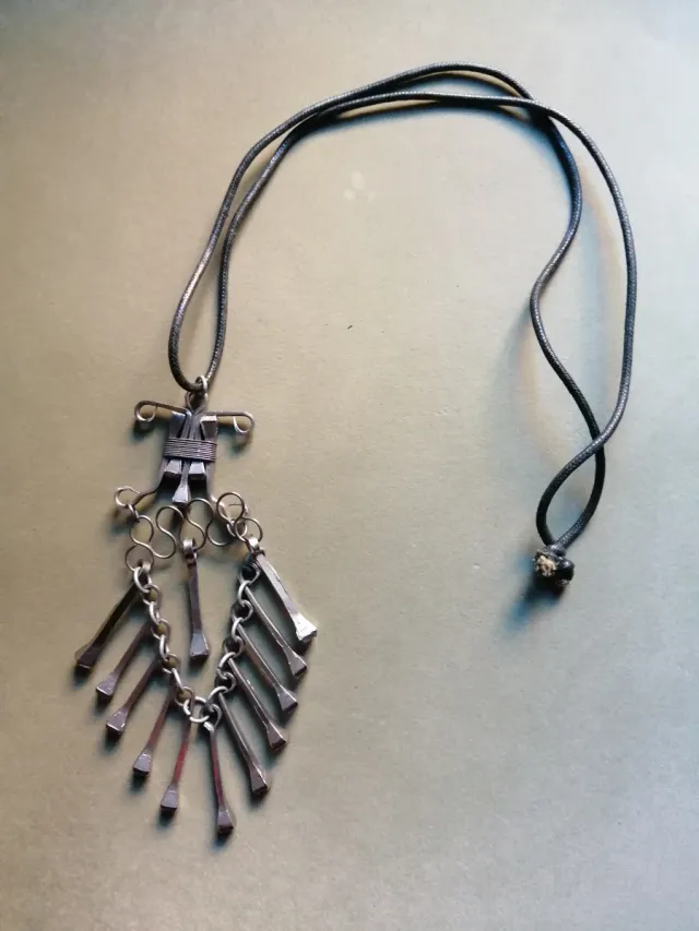 Collar artesanal vintage clavos 70s