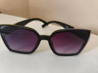 Gafas de sol negras y moradas