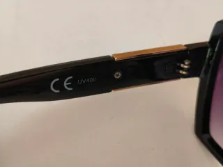 Gafas de sol negras y moradas