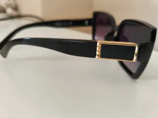 Gafas de sol negras y moradas