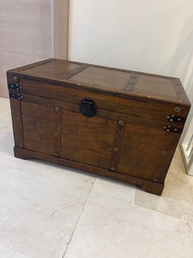 Baúl de madera y metal