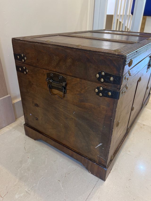 Baúl de madera y metal