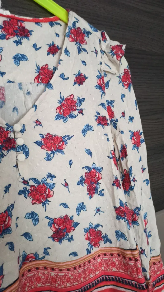 Blusa floral roja y blanca