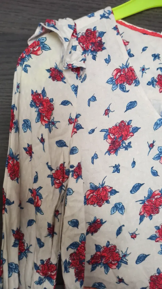 Blusa floral roja y blanca