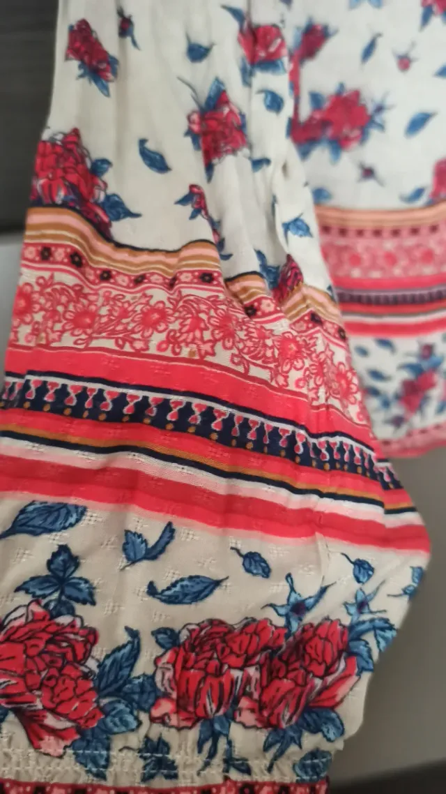 Blusa floral roja y blanca