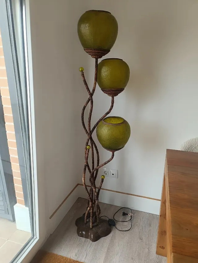 Lámpara de pie verde y marrón