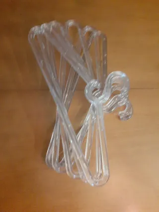Perchas de metacrilato transparentes