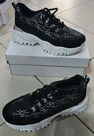 Scarpe sportive nere e argento