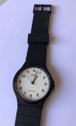 Reloj Casio Analógico Blanco y Negro