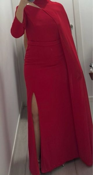 Vestido rojo elegante con capa