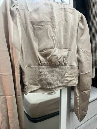 Blusa beige satinada manga larga