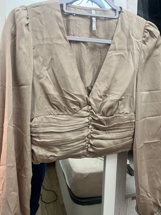 Blusa beige satinada manga larga