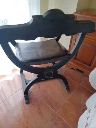 Sillón de madera labrada y cuero