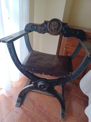 Sillón de madera labrada y cuero