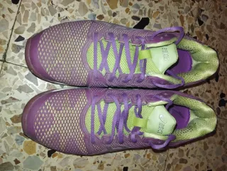 Zapatillas deportivas Asics moradas y verdes