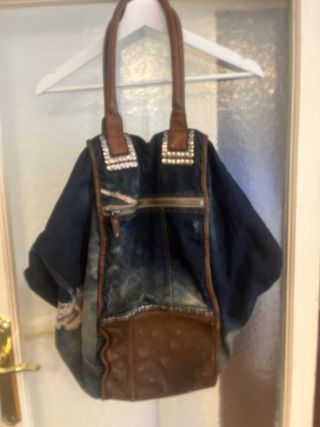 Bolso Diesel Diva Azul y Marrón es una E.L