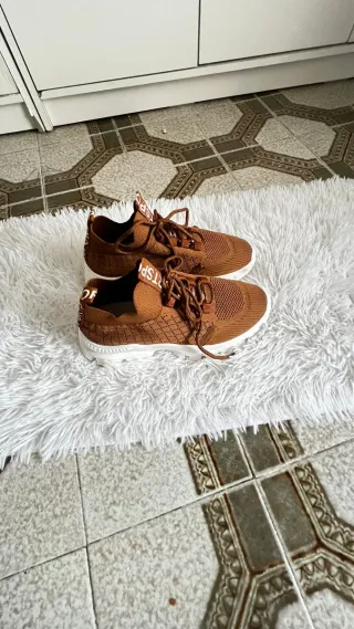 Zapatillas deportivas marrones talla 40