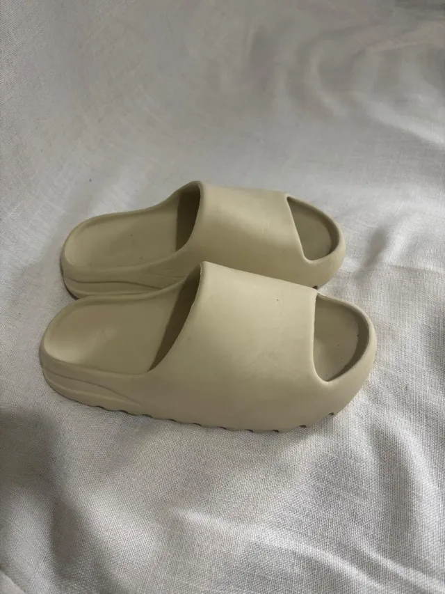 Yeezy Beige Slides talla 7 hace talla 39