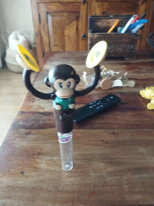 Mono con platillos de caramelo